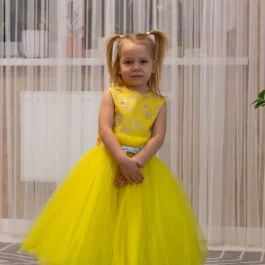 Детское платье, цвет желтый, цена за сутки договорная