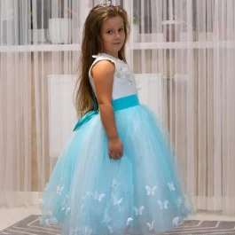 Детское платье, цвет голубой, цена за сутки договорная